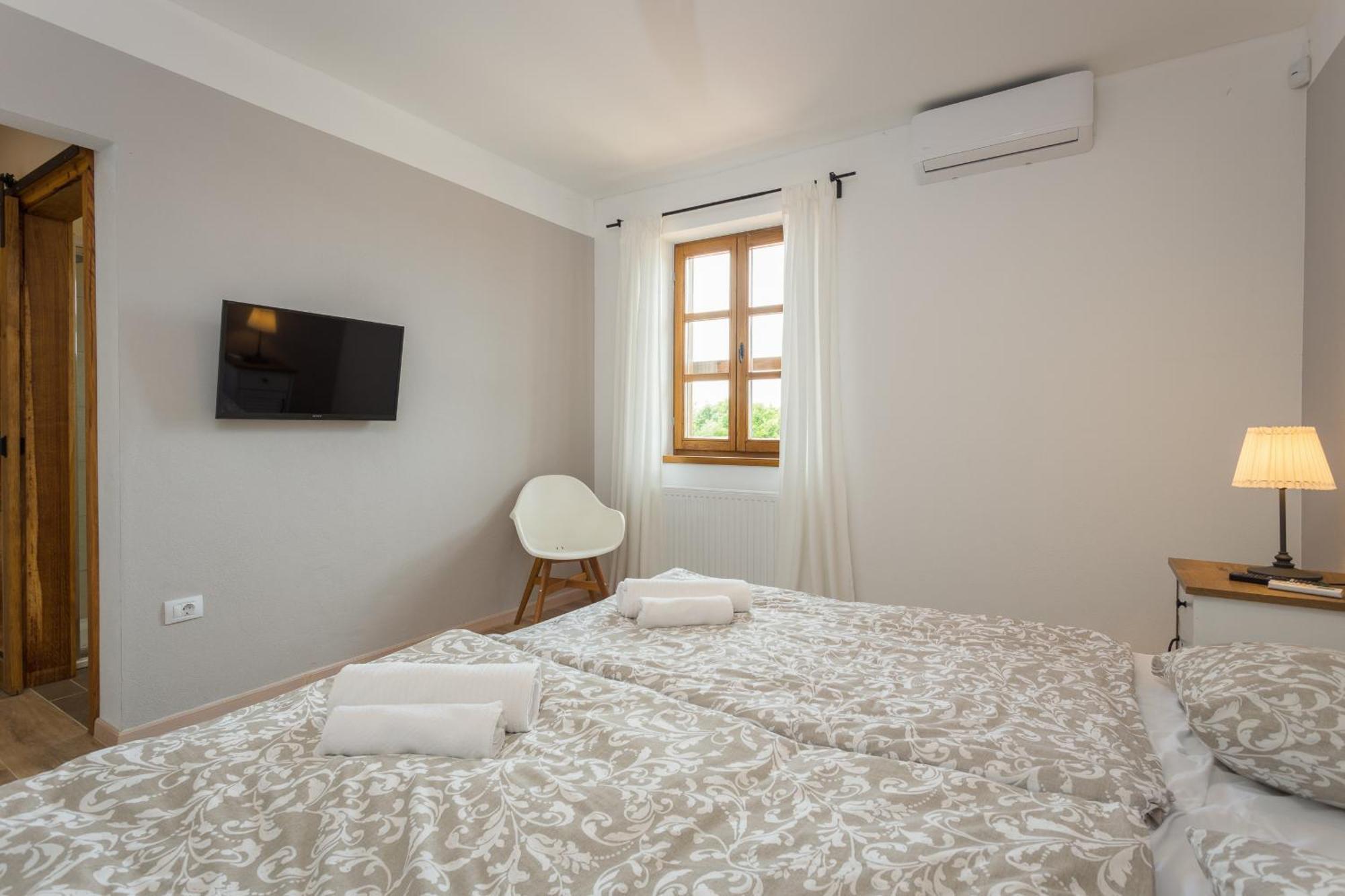Villa Cirka In Central Istria For 14 Persons With Pool Heating & Pool Table Svetvincenat Exterior photo